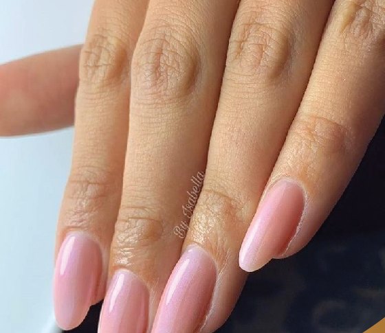 Amandelvormige nagels met zachtroze BIAB, gemaakt door By Isabella